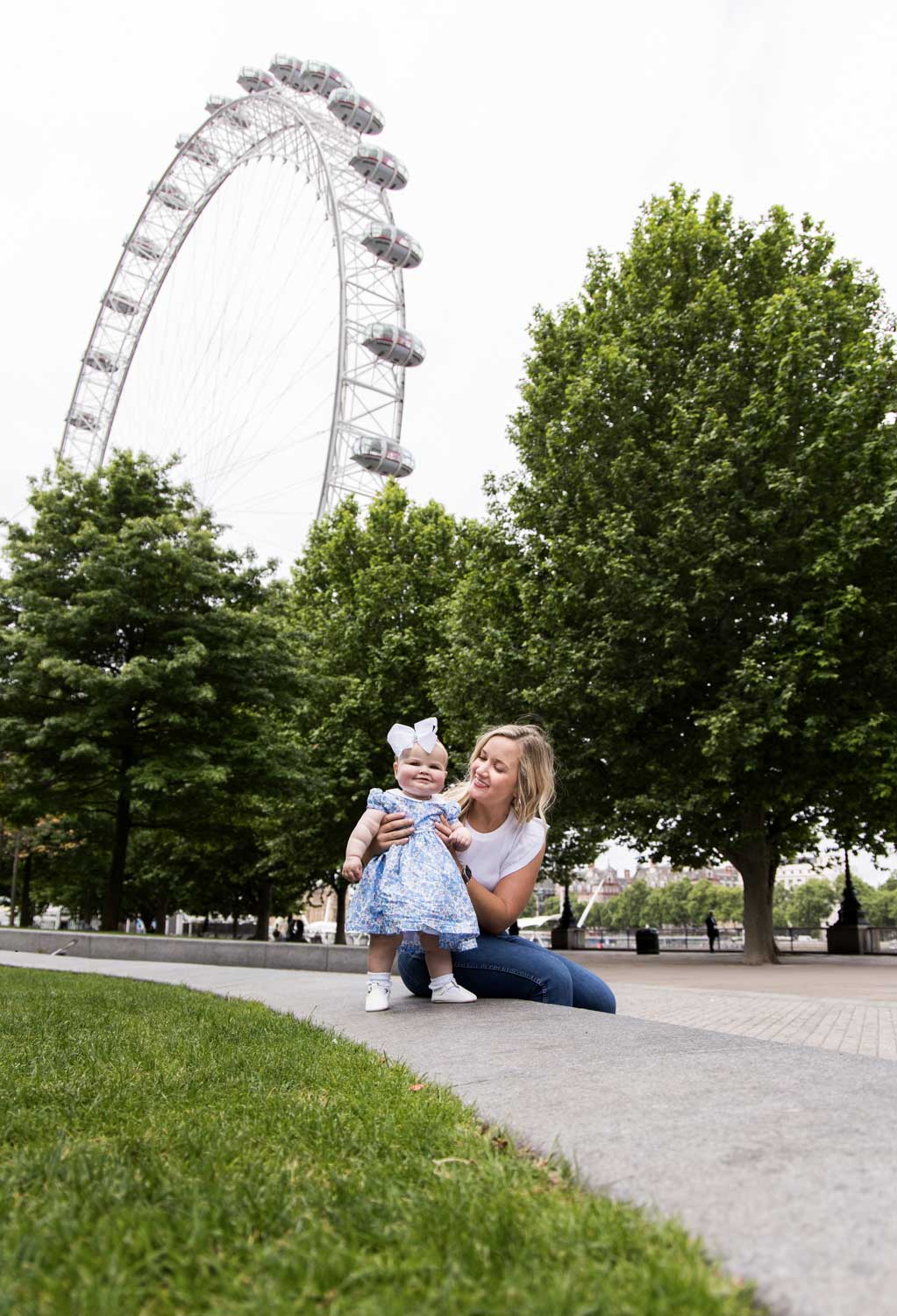 Mum and child photo in front of the London Eye